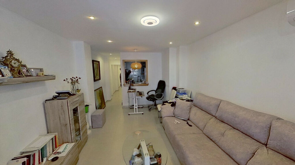Middle Floor Apartment Torrevieja Alicante - image 4