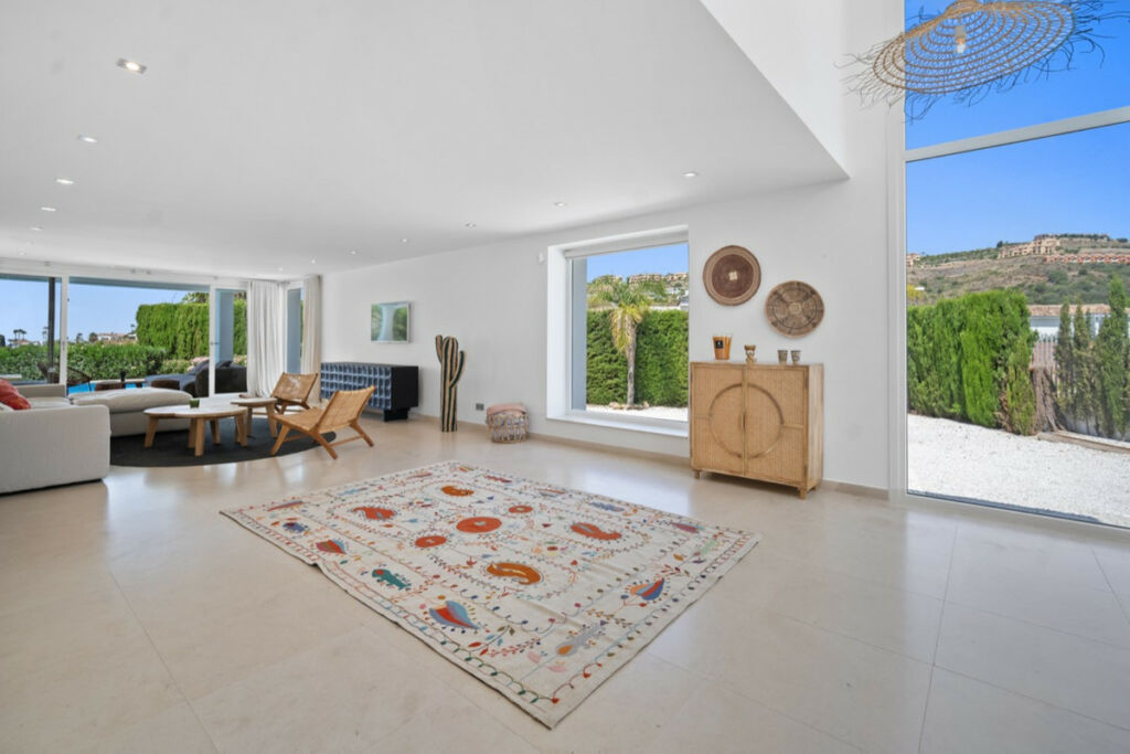 Detached Villa El Paraiso Málaga - image 4