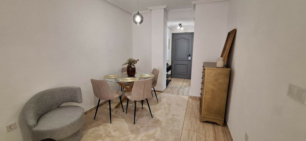 Middle Floor Apartment Torrevieja Alicante - image 4