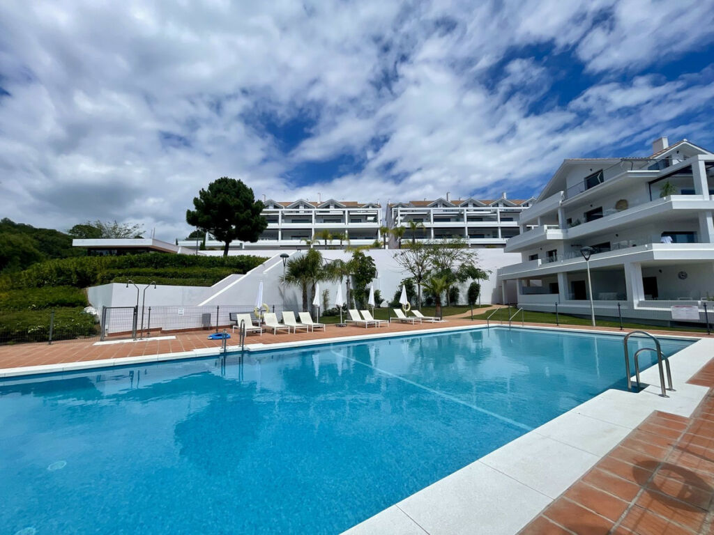 Middle Floor Apartment Estepona Málaga - image 3