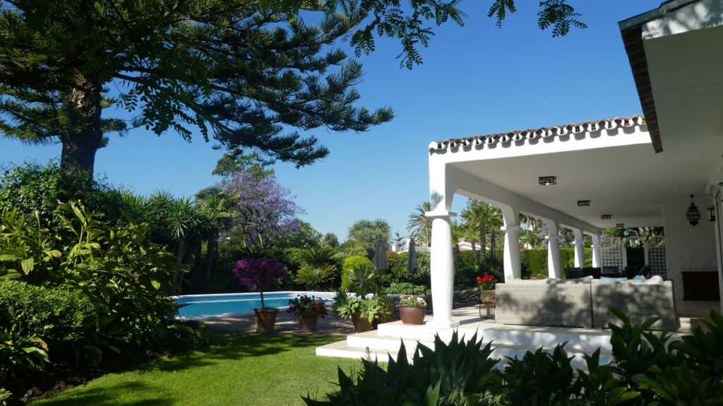 Detached Villa Estepona Málaga - image 5