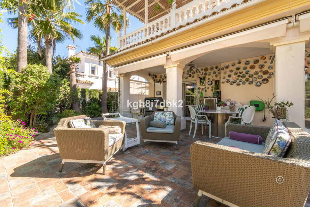 Detached Villa Estepona Málaga - image 6