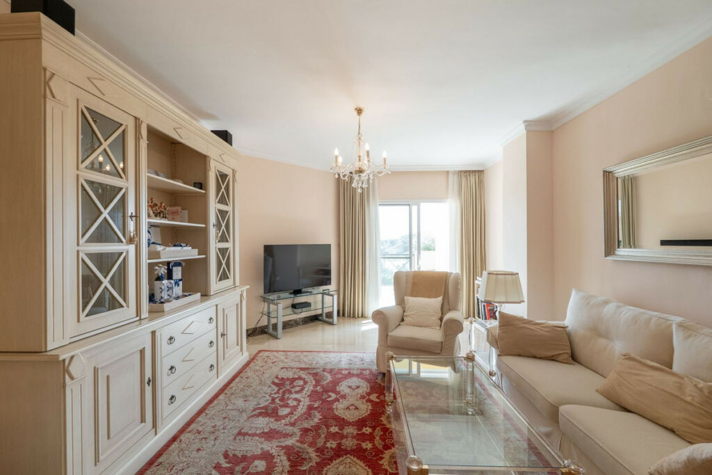 Middle Floor Apartment Estepona Málaga - image 5