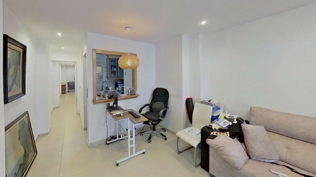 Middle Floor Apartment Torrevieja Alicante - image 5