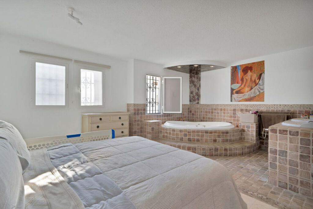 Ground Floor Apartment Benahavís Málaga - image 4