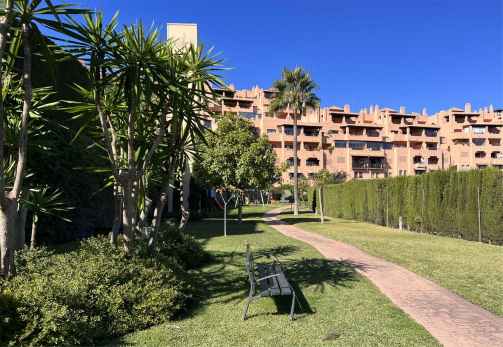 Middle Floor Apartment Calahonda Málaga - image 5