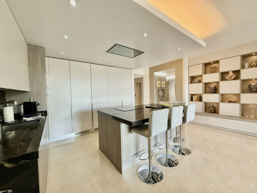Middle Floor Apartment The Golden Mile Málaga - image 5