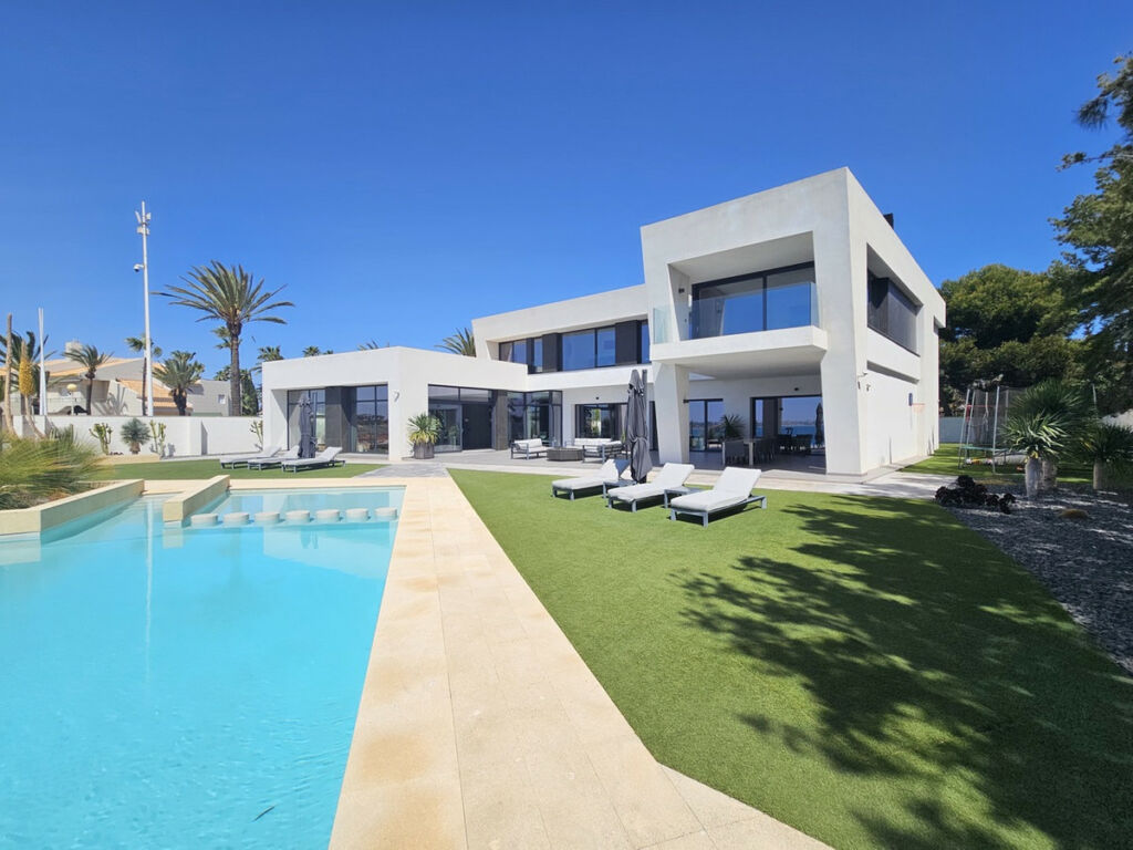 Detached Villa Cabo Roig Alicante - image 2
