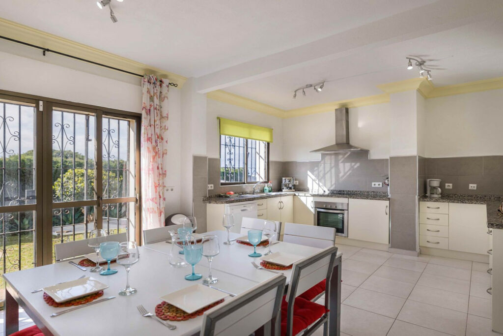 Detached Villa Estepona Málaga - image 6