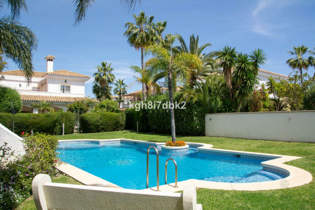 Detached Villa Estepona Málaga - image 5