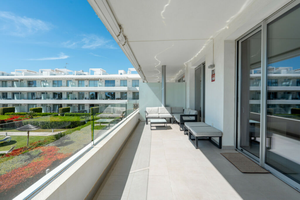 Middle Floor Apartment Estepona Málaga - image 4