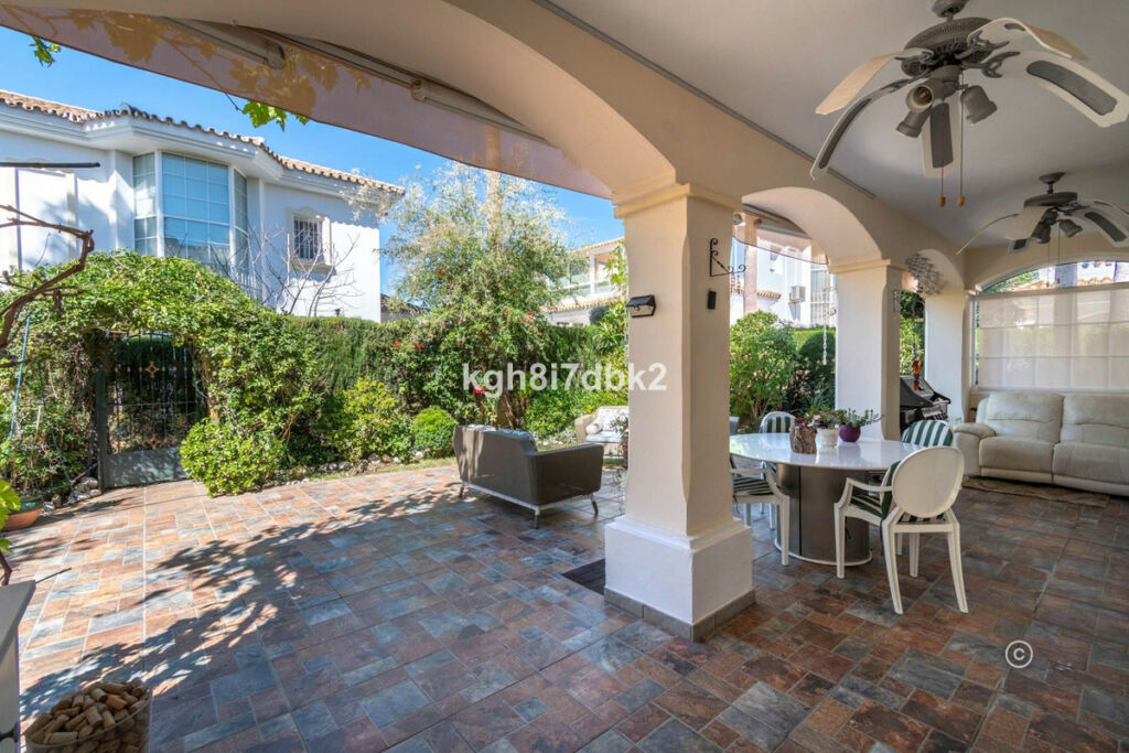 Detached Villa Estepona Málaga - image 7