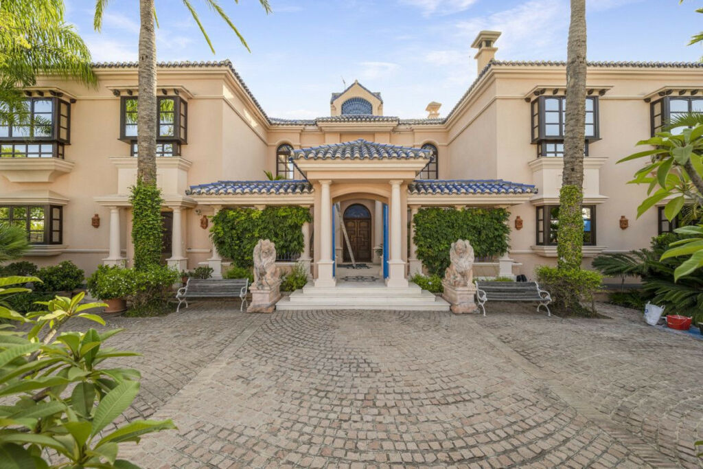 Detached Villa Nueva Andalucía Málaga - image 6