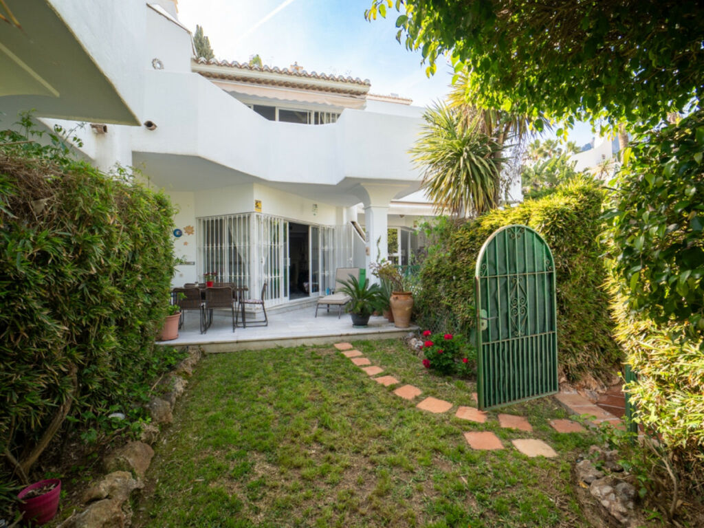 Townhouse Sierra Blanca Málaga - image 6