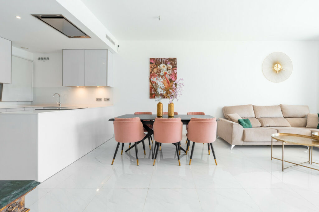 Middle Floor Apartment Estepona Málaga - image 3