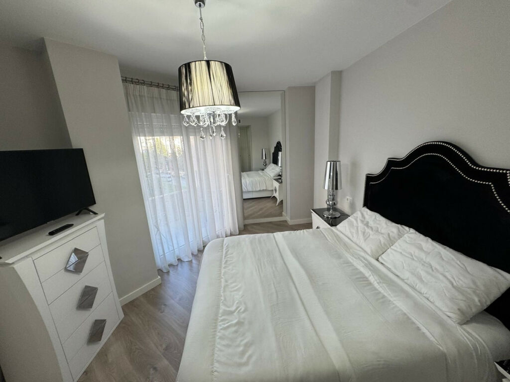 Middle Floor Apartment La Campana Málaga - image 6