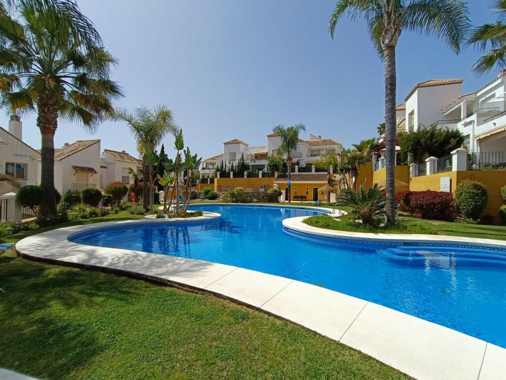 Ground Floor Apartment Aloha Málaga - image 7