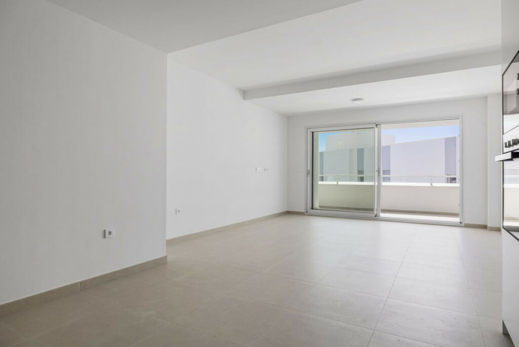 Middle Floor Apartment Cancelada Málaga - image 7