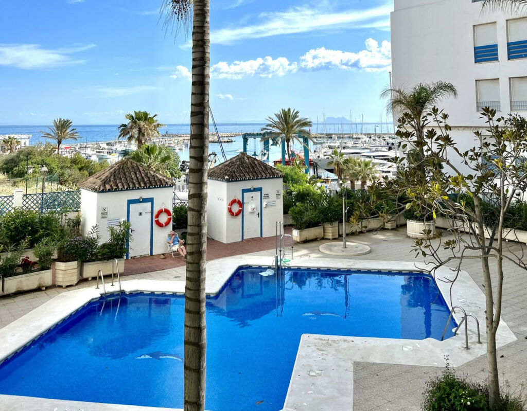 Middle Floor Apartment Estepona Málaga - image 11