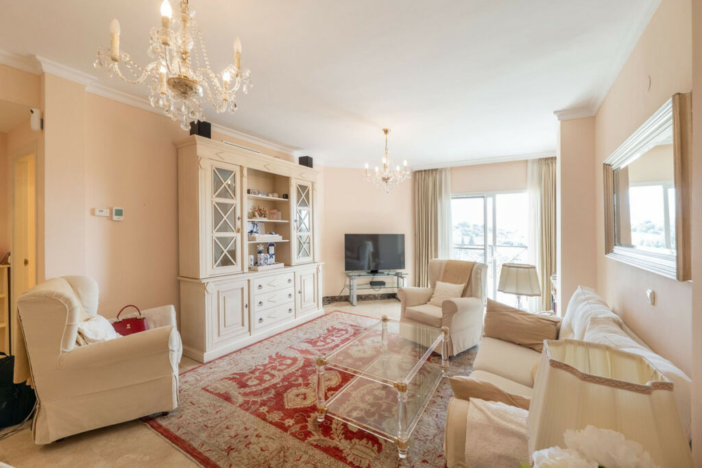 Middle Floor Apartment Estepona Málaga - image 7