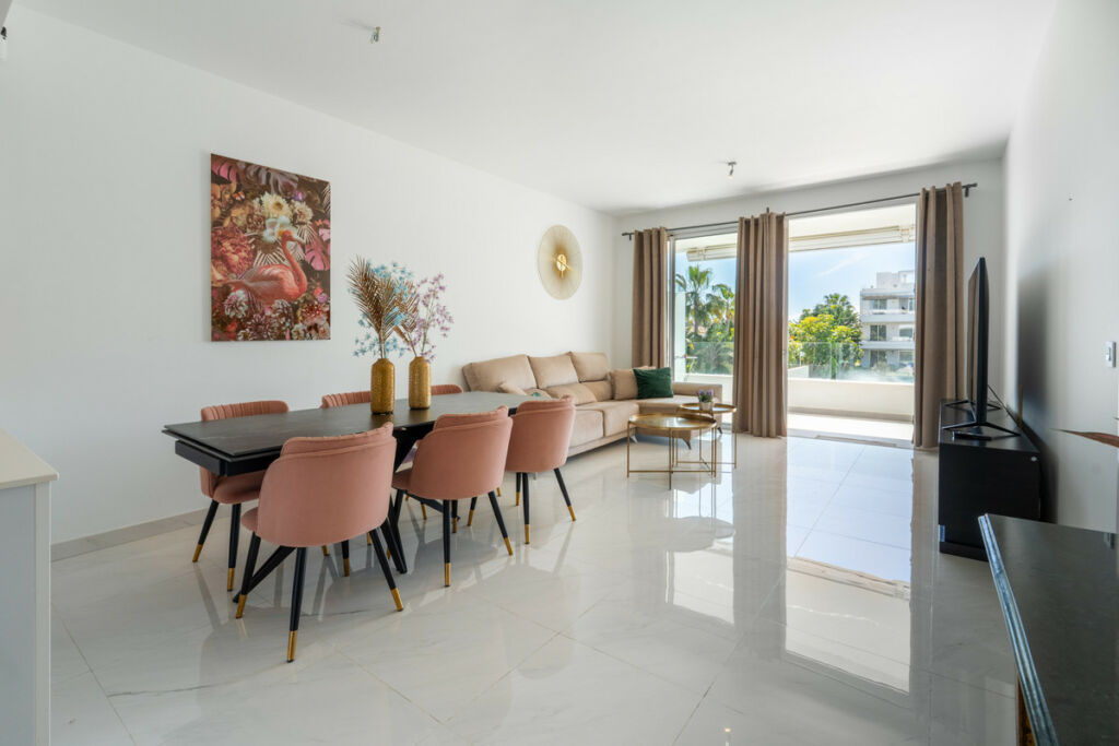 Middle Floor Apartment Estepona Málaga - image 2