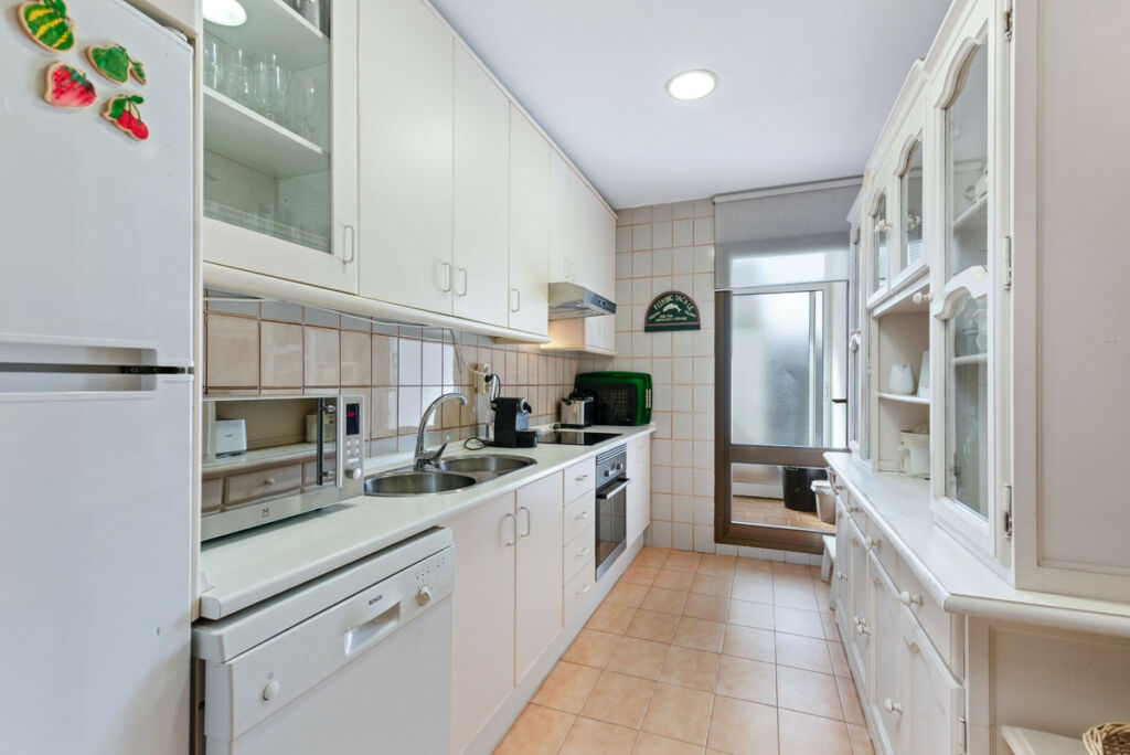 Middle Floor Apartment Estepona Málaga - image 8
