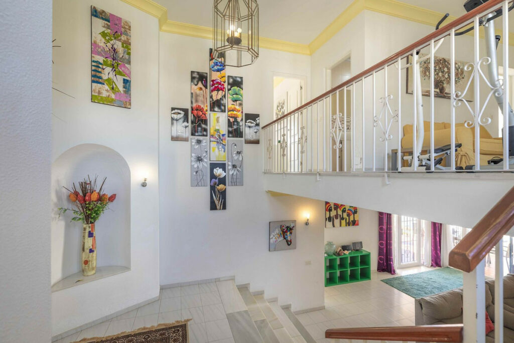 Detached Villa Estepona Málaga - image 3