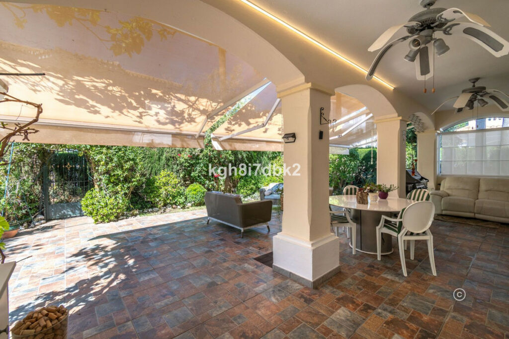 Detached Villa Estepona Málaga - image 8
