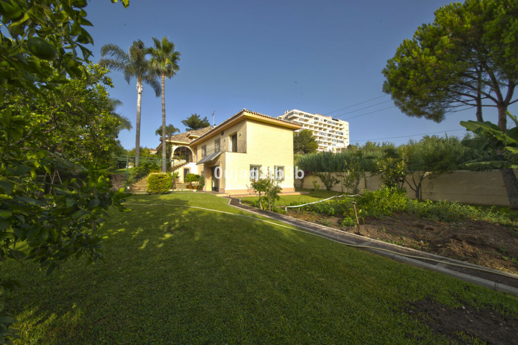 Detached Villa New Golden Mile Málaga - image 7