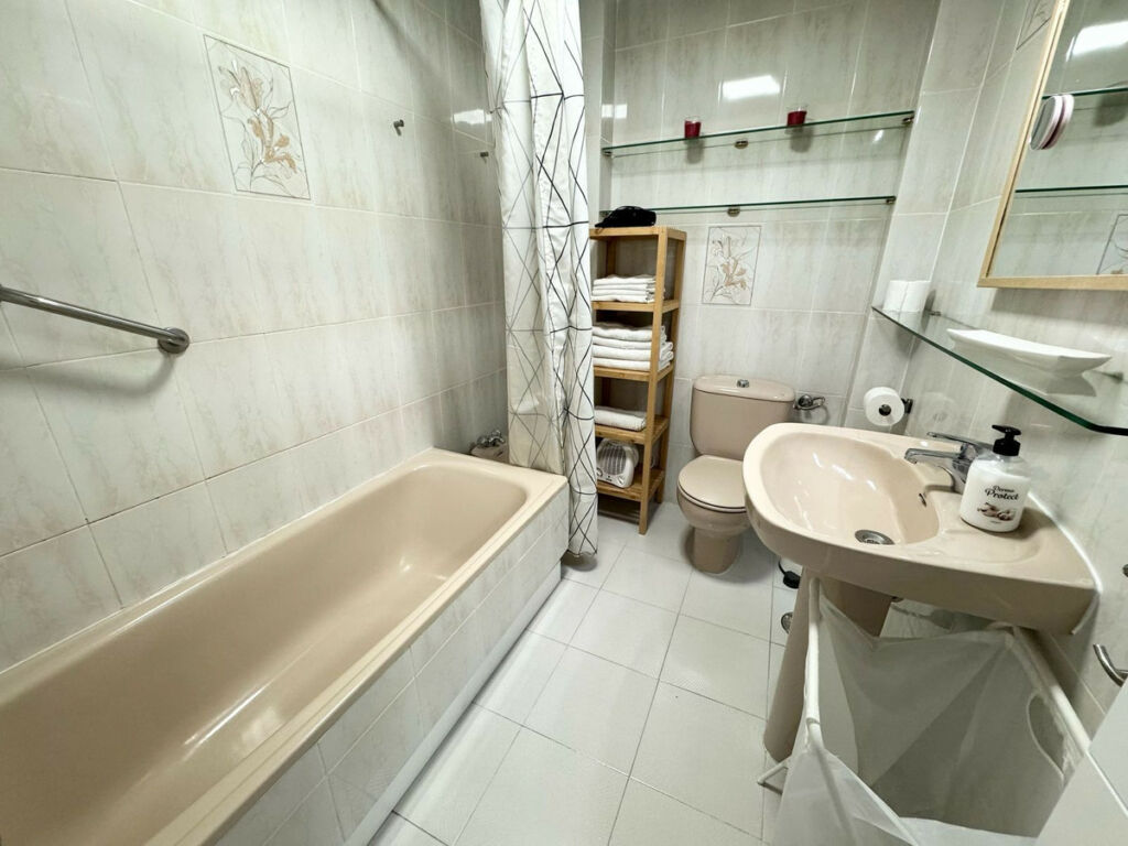 Middle Floor Apartment Los Boliches Málaga - image 8