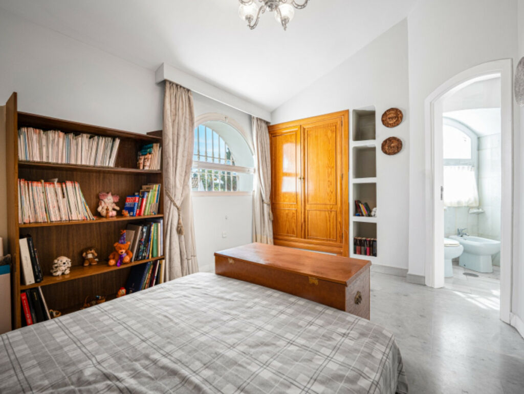 Townhouse Sierra Blanca Málaga - image 8