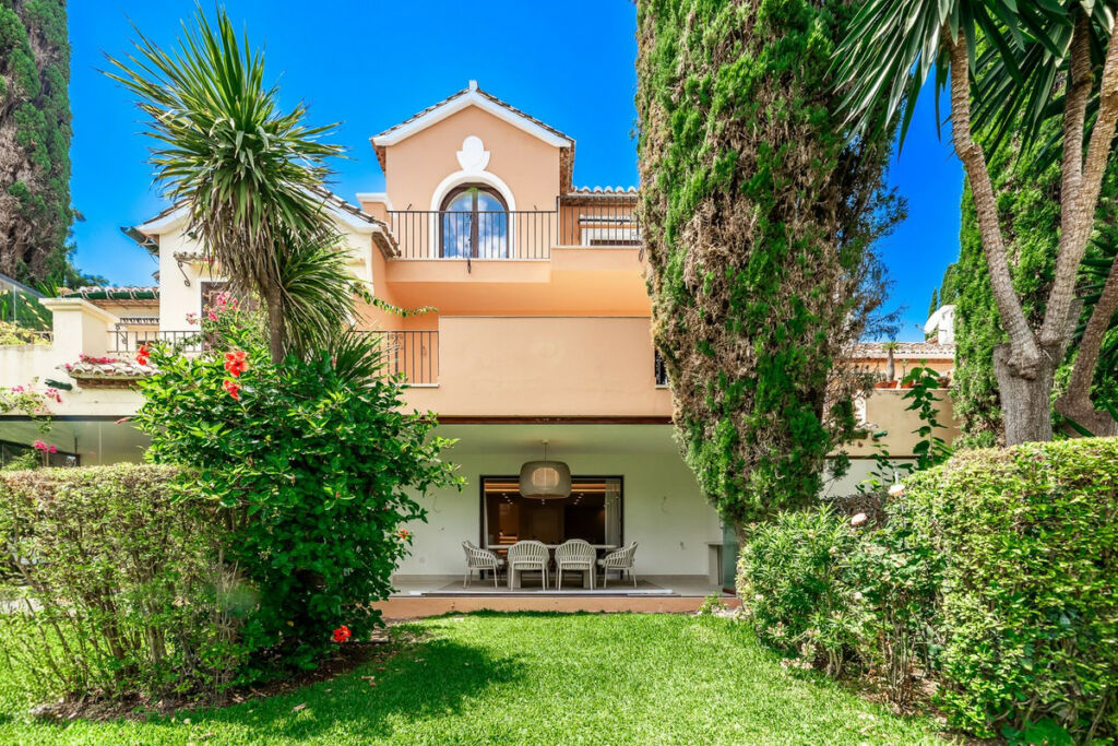 Townhouse New Golden Mile Málaga - image 8