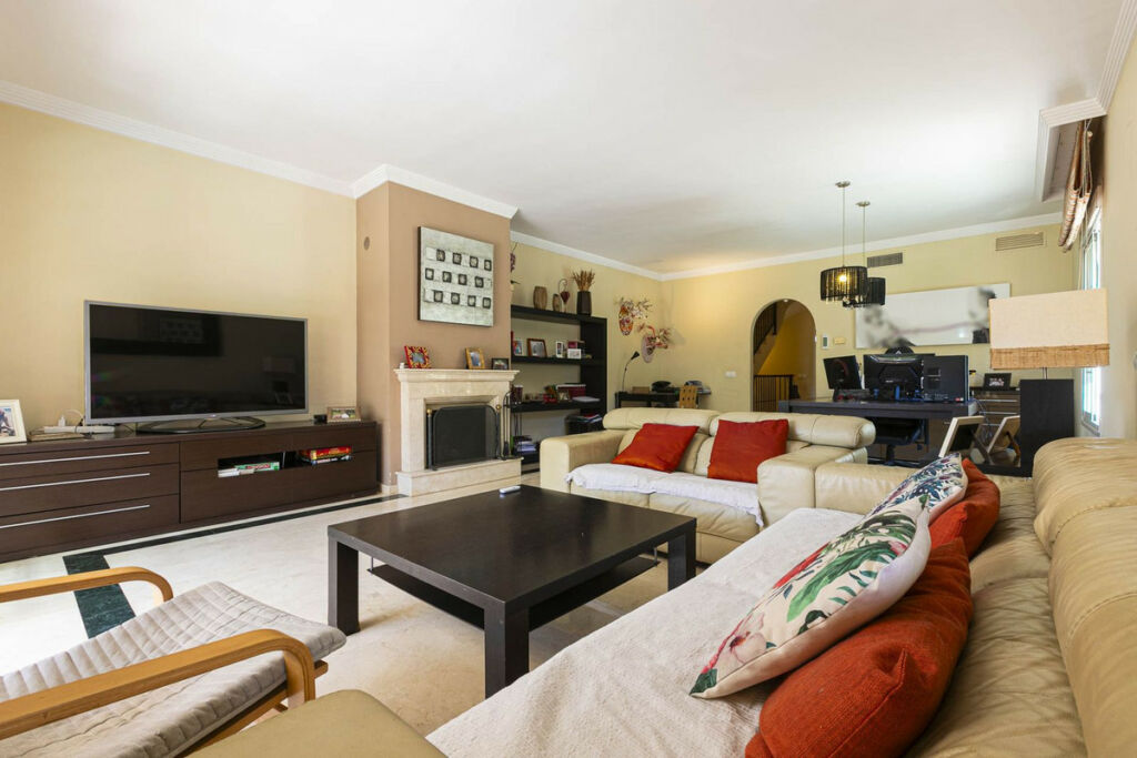 Townhouse Nagüeles Málaga - image 8