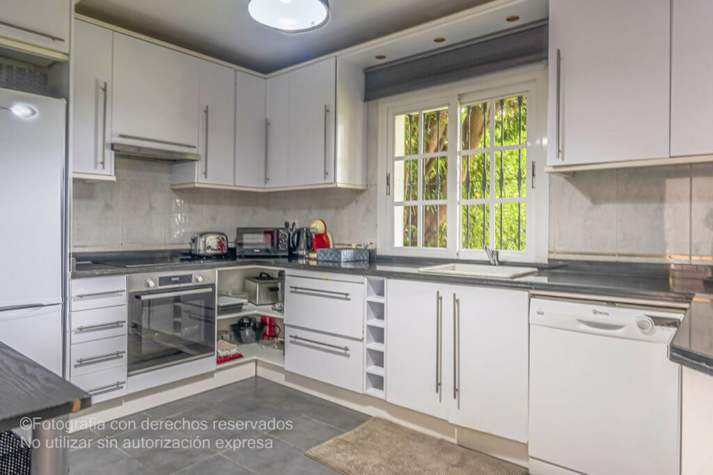 Townhouse New Golden Mile Málaga - image 8