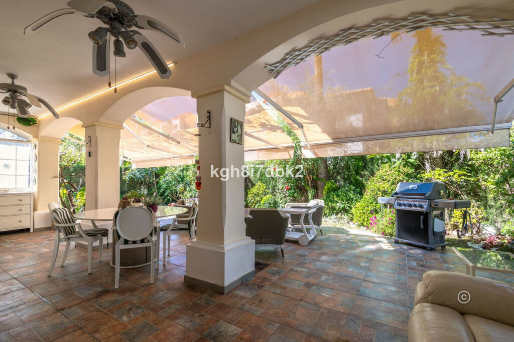 Detached Villa Estepona Málaga - image 9