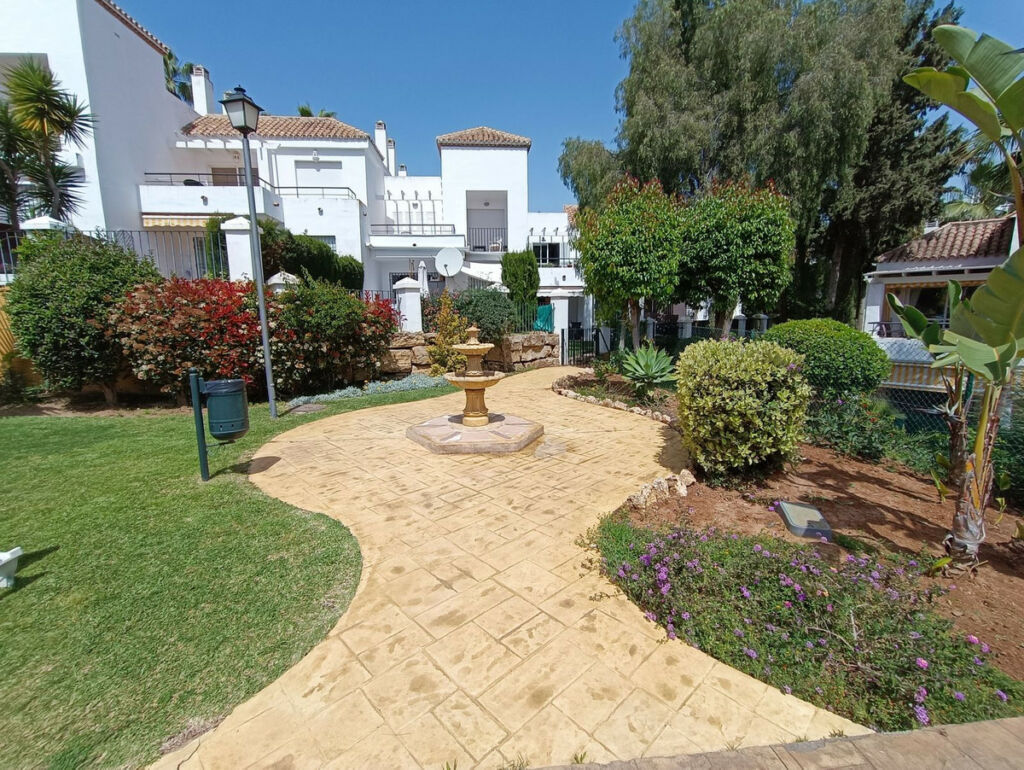 Ground Floor Apartment Aloha Málaga - image 8