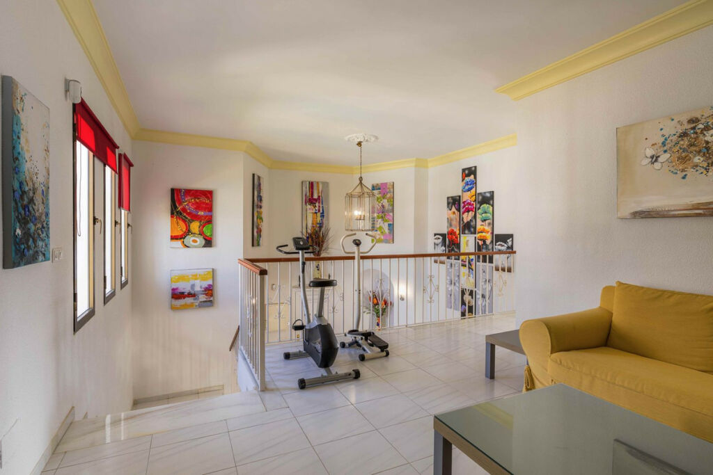 Detached Villa Estepona Málaga - image 9
