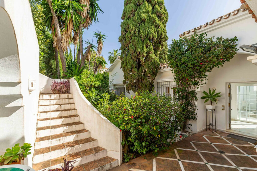 Detached Villa El Paraiso Málaga - image 8