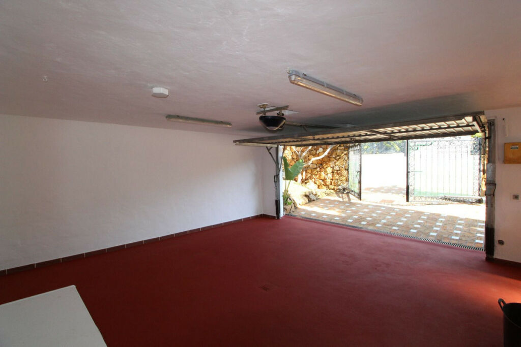 Detached Villa New Golden Mile Málaga - image 8