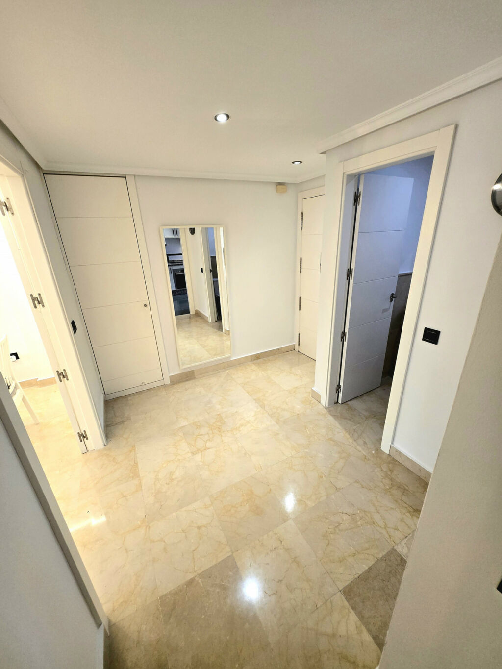 Middle Floor Apartment Selwo Málaga - image 9