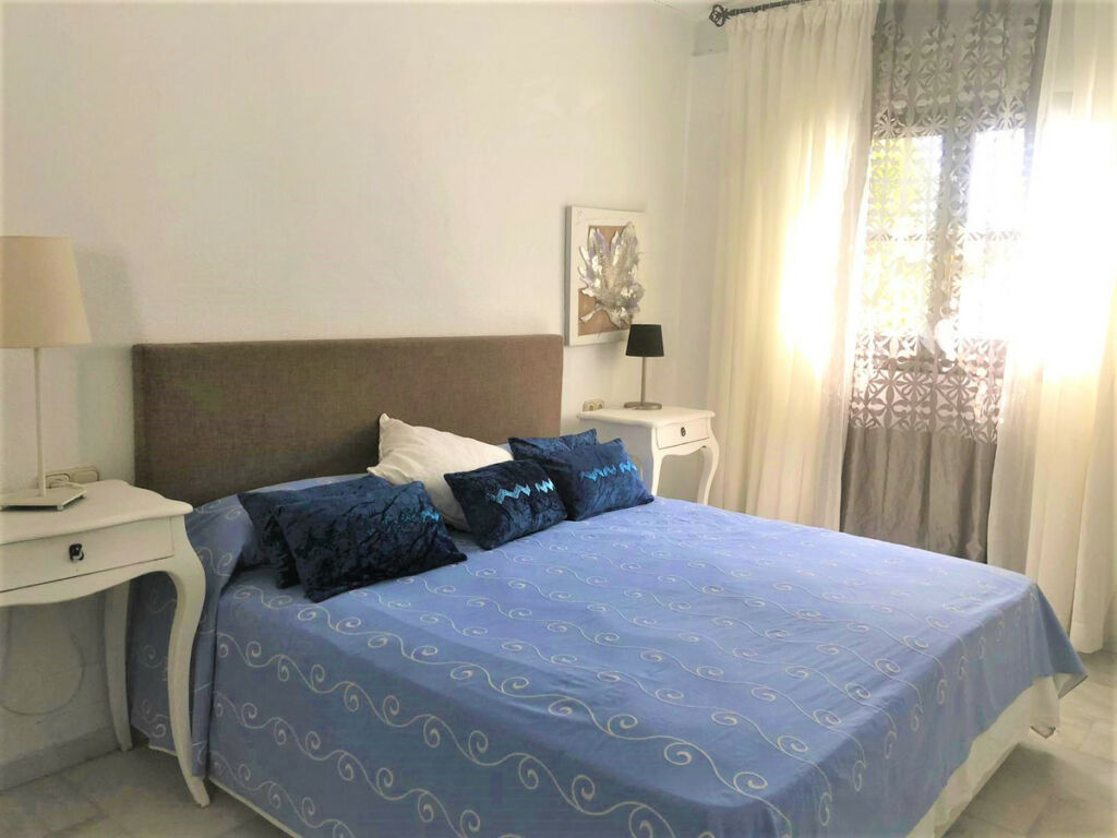 Detached Villa Estepona Málaga - image 9