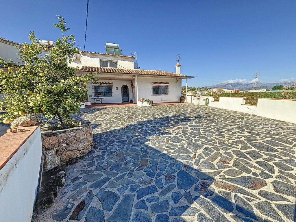 Detached Villa Almayate Málaga - image 9