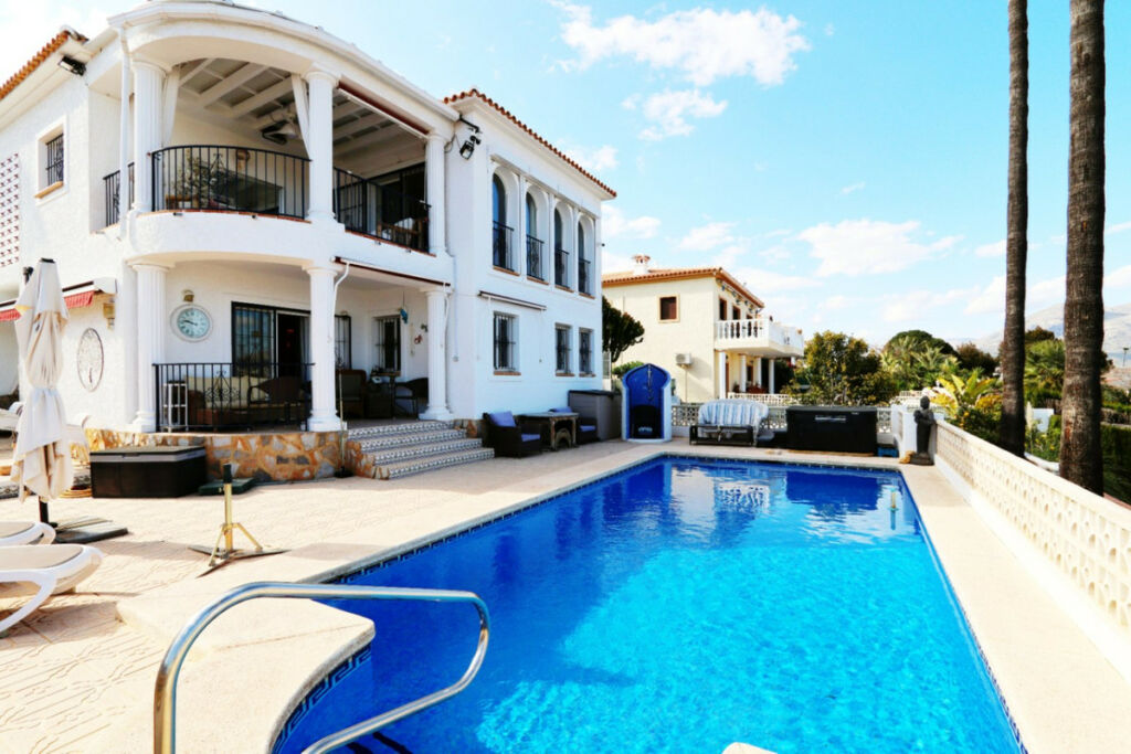 Detached Villa La Nucia Alicante - image 9