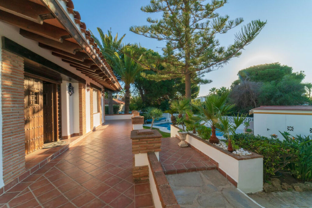 Detached Villa Elviria Málaga - image 9