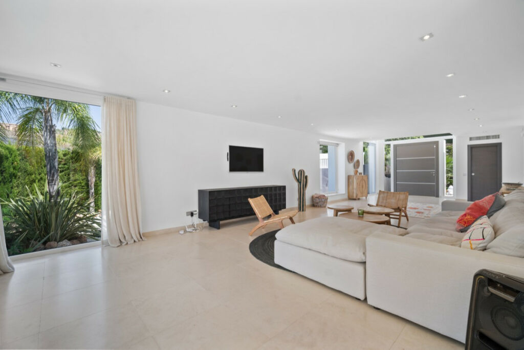Detached Villa El Paraiso Málaga - image 9