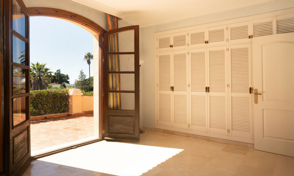Detached Villa Estepona Málaga - image 9