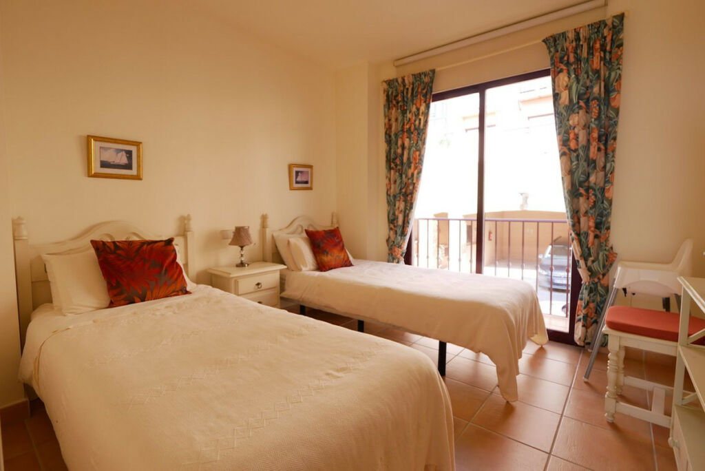 Middle Floor Apartment Calahonda Málaga - image 9