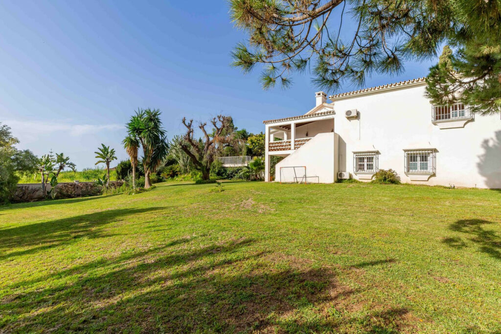 Detached Villa El Paraiso Málaga - image 9