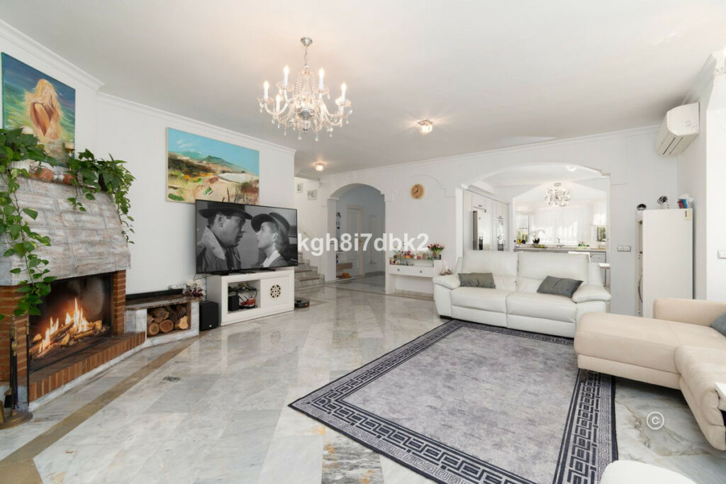 Detached Villa Estepona Málaga - image 10