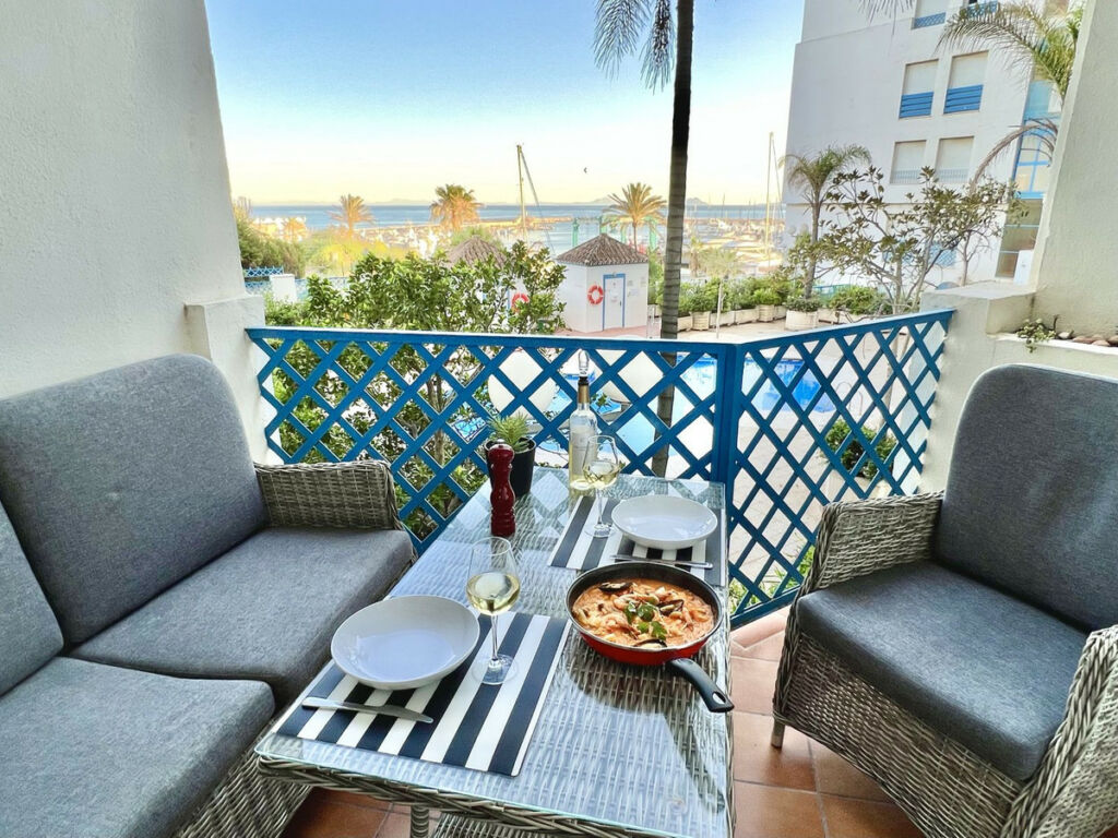 Middle Floor Apartment Estepona Málaga - image 2